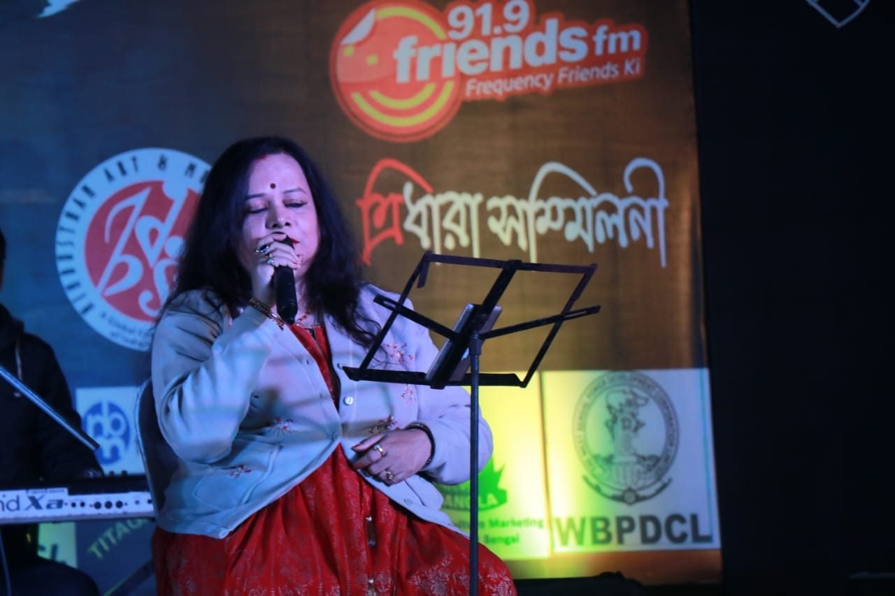 Banasri Ghoshal performing at the Bharat Sanskriti Utsav at Deshapriya Park Kolkata